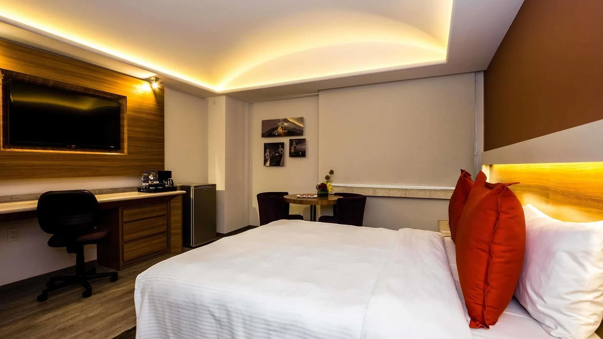 Hotel JF Grand Puebla 4*,